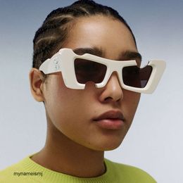 2 piezas Diseñador de lujo de moda Gafas de sol con muescas Ojo de gato 2022 Nueva fotografía de agujero roto Gafas de sol de hip hop Desfile de moda Gafas de sol Mujeres