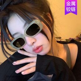 2 stks Fashion luxe designer Ovale zonnebril met klein frame 2022 nieuwe online rode zonnebril van dezelfde stijltrend Koreaanse versie is dun en UV-bestendig