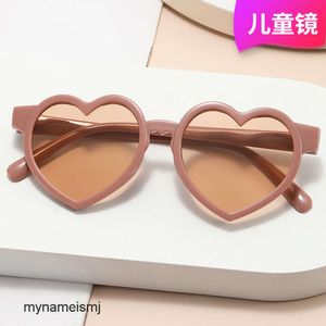 2 piezas Diseñador de lujo de moda Peach Heart Gafas de sol para niños 2022 New Love Fashion Baby Cute Cóncavo Anti UV Gafas de sol de viaje