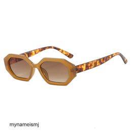 2 pcs Mode Designer de luxe Petit cadre lunettes de soleil irrégulières 2024 nouvelles lunettes de soleil de plage à la mode rue photo lunettes de soleil hip-hop