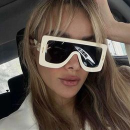 2 PCS Fashion Luxury Designer Square surdimension de lunettes de soleil 2023 Nouvelles lunettes de soleil futuristes pour femmes Lunettes de soleil de mode d'extérieur 2025