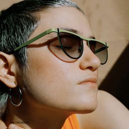 2 piezas Diseñador de lujo de moda Gafas de sol de cuero de acero semicírculo 2023 nuevo tipo gafas de sol foto de calle simple gafas de sol de sentido avanzado protección UV