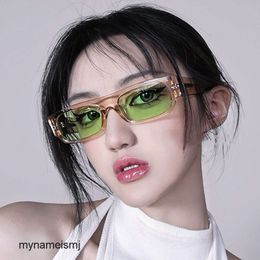 2 stks Mode luxe designer Zonnebrillen Dames ins rond gezicht 2021 nieuwe bar straat schieten Zonnebril stuiteren Tiktok dezelfde coole Zonnebrillen trend