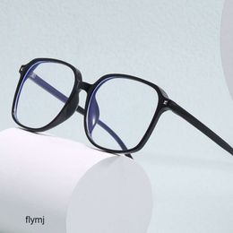 2 pcs Créateur de luxe de mode Les nouvelles lunettes carrées en plastique titane anti-lumière bleue à la mode sont polyvalentes et peuvent être assorties à de petits visages