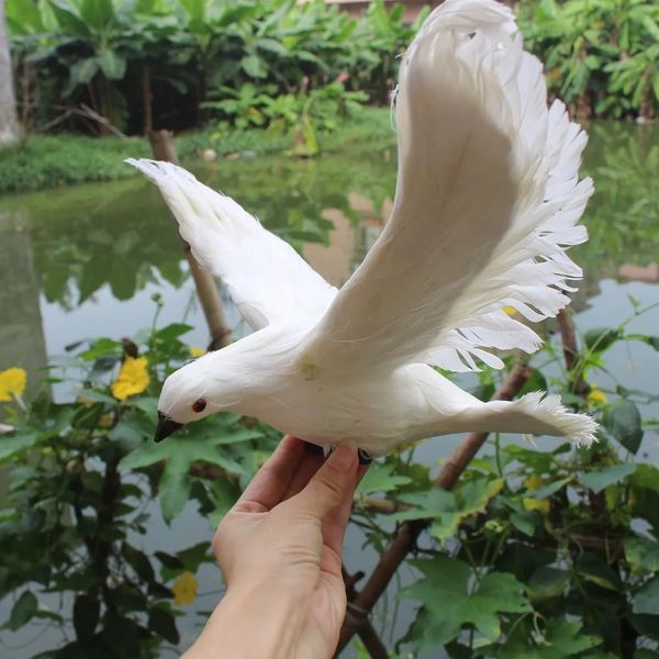 2 style grand modèle de simulation Feather Bird White Statuette Yard Jardin Accessoires d'extérieur pour décoration de maison moderne 240424