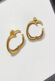 2 estilos de aretes de aros Diseñadores para mujeres diseñador de lujo diseñador perlas perlas de moda letras de aretes de oro pendientes enteros D220101064085
