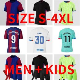2024 2025 Lewandowski Jerseys de fútbol Kessie Raphinha Campions Barca Lamine Yamal 23 24 25 Camisetas de Ansu Fati Kit Hombres Kides Rosalia