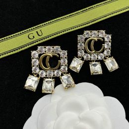 20 colores Pendientes de oro de 18 quilates Letras de diseñador Pendiente del perno prisionero Cristal Geométrico Marca de lujo Mujeres Rhinestone Pendientes de diamantes del banquete de boda