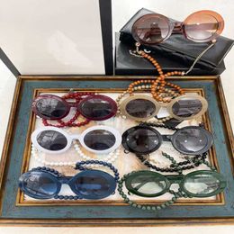 20% de descuento en gafas de sol nuevas para hombres y mujeres de diseñador de lujo 20% de descuento en 23 gafas con cadena de perlas Colgante redondo neto rojo Mismo estilo 5489