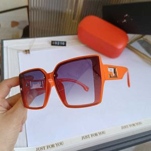 20% korting op luxe ontwerper Nieuwe heren- en dames zonnebril 20% korting op letter oranje groot frame Koreaans opgeruimde ronde gezicht slank resistent