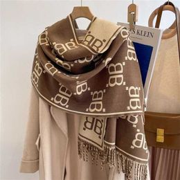 20% de descuento en bufanda de cachemira de tendencia con estampado de letras B de dos colores para mujer, moda coreana, chal cálido y versátil con borlas {categoría}