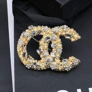 20 Estilo Diseñador de la marca Broche Cristal Chapado en oro Pasadores Broche Diamantes Carta Moda Mujer Broches Traje Pasadores Accesorios de joyería