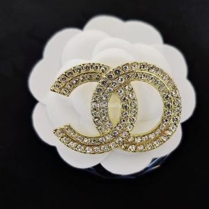 20 Style Marque Designer Broches Femmes Plein Cristal Strass C Lettres Broches Costume Pin Mode Bijoux Vêtements Décoration Accessoires