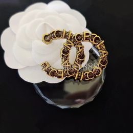 20 Estilo Diseñador de la marca C Doble letra Retro Broches 18K Chapado en oro Mujeres Hombres Parejas Lujo Rhinestone Cristal Perla Broche Traje Laple Pin Joyería de metal