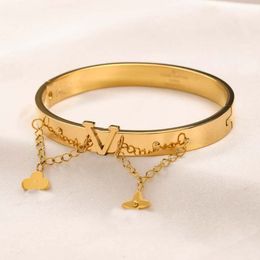 20 estilo Pulseras clásicas Brazalete de mujer Chapado en oro de 18 quilates Acero inoxidable Cuentas de flores de cristal Amantes Regalo Pulsera Brazalete Cadena Diseñador Joyería venta caliente