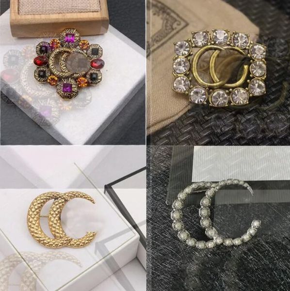 20 Estilo Diseñador Broche Marca Carta 18K Plateado Diamante Broche Geométrico de lujo para mujer Cristal Rhindiamone Perla Broche famoso banquete de boda accesorios de joyería