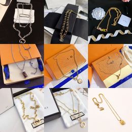 20 -stijl luxe designer ketting hanger kettingen ontwerpers roestvrij staal vergulde faux lederen brief voor vrouwen bruiloft sieraden zonder doos