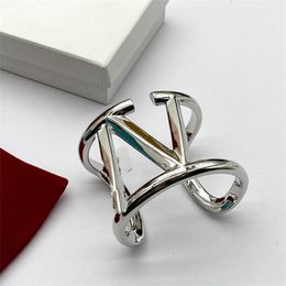 20 stijl Vrouw Opening Bangle Letter V Gouden Metalen Armband Designer Luxe Vlogo Sieraden Vrouwen Charm Armbanden 23
