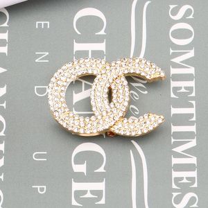 20 styles de luxe design marque designer broche femmes amour cristal strass perle lettre broches costume broche mode bijoux vêtements décoration accessoires célèbre