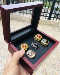 2004 2008 2015 2016 2018 Juego de anillos de campeonato de campeones del equipo del Salón de la fama de entretenimiento de lucha libre con ventilador de caja de madera Regalo para hombres y niños 2023