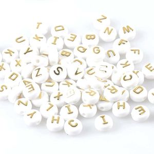 200 PCs 9.6mm Mixte blanc et glud Acrylique Alphabet / Lettre Perles Carrées Pour La Fabrication De Bijoux YKL0563 Y200730