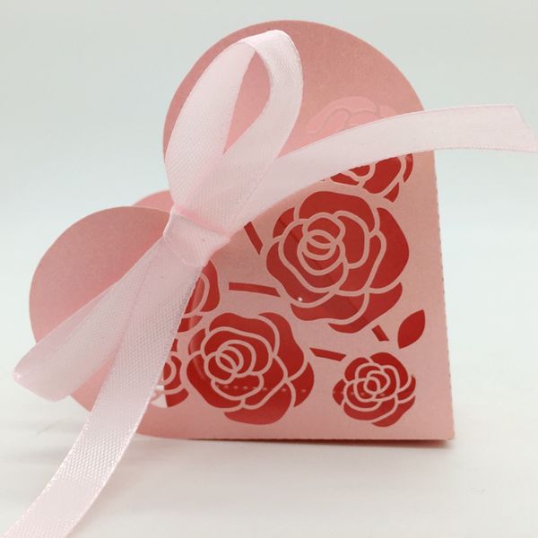 100pcs scatola di cioccolatini scatola di caramelle fiore rosa cava cuore tagliato al laser con nastro per il regalo di favore della doccia del bambino della festa nuziale