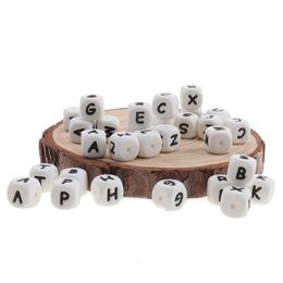 Letras de silicona de 200 piezas Baby Toether Beads 12 mm Alphabet Chewing Bead Nombre de bricolaje Accesorios para el collar de dentición 240415