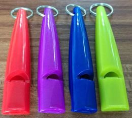 200pcslot nieuwste hondenfluiterij Pet Training Plastic Whistle Mix Colors 5415213