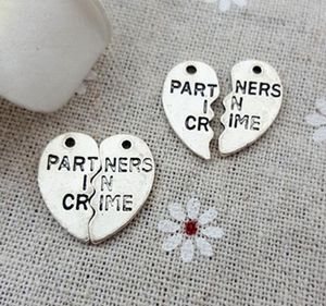 200 sets / partij Antieke Sliver Spolying Love Charms Partners in Crime Letters Heart Hanger Making Fit Handgemaakte Accessoires