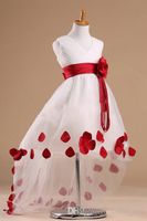2017 mais recentes desinger estilo flor menina vestidos padrões em decote em v sem mangas de alta baixo subiu faixa branca flor menina dress com pétalas vermelhas