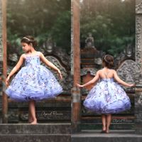Spagetti Kayışı Diz Boyu Çiçek Kız Elbise Tül Aplike Katmanlı Etek Kız Pageant Elbise Çocuk Örgün Önlükler