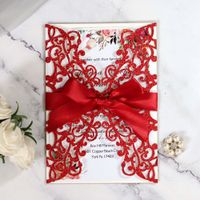 Kırmızı Serpin Özelleştirmek Baskı Lazer Kesim Düğün Davetiyesi Kartı Ile Şerit Hollow Çiçek Glittery Quiceanera Davetiyeler DHL tarafından