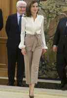 Letizia Ortiz Rocasolano Princess Weiß gefaltete lange Hülsen-Hemd-lange Hose OL Büroarbeit Set