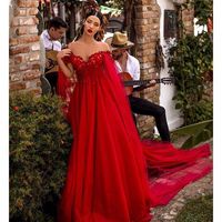 2020 Red A Line Prom Dresses Off Koronki Ramię Aplikacje Drapowane Tulle Red Dywan Dress z Cape Celebrity Suknie Ogstuff Roles de Soirée