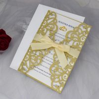 Elegant Gold Shimmer Gate Fold Bröllopinbjudan Med Champagne Ribbon 20 + Färg Utskrivbara Laser Cut Inbjudningar för Quinceanera Engagement