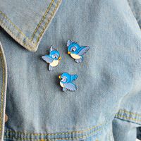 Miss Zoe Enamel Blue Bird Pin Dibujos animados volando Flygling Animal Broche Denim Chaqueta Pin Hebilla Camisa Insignia Regalo para niños