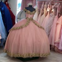 Schöne Goldblumen Rosa Tüll Quinceanera Abendkleider Ballkleid weg vom Schulter-wulstige Abend-formale Kleider Bonbon 16 Vestidos De-Kleid