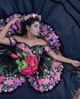 Seksi Siyah 3D Çiçekli Quinceanera Balo Balo Saten Kapalı Omuz Kısa Kollu Örgün törenlerinde Sweet 16 vestidos de elbise elbiseler
