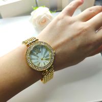 여성을위한 귀여운 스타 디자인 크리스탈 시계 라운드 케이스 유행 골드와 화이트 컬러 시계 OFF 45 %
