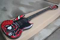 La guitarra eléctrica negra personalizada de la fábrica con un patrón especial rojo, el hardware de cromo, el fretboard de palisandro, las pastillas de HH, se pueden personalizar