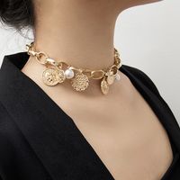 Retro Perle Blume Platte Geprägte Halskette Weibliche Einfache Kreative Münze Ochain Halskette Frauen Modeschmuck