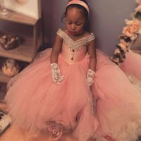 Rosa Kristalle wulstige Mädchen-Festzug-Kleid 2020 Blumenmädchenkleider V-Ausschnitt Balll Kleid Kleines Mädchen Brautkleider Günstige Kommunion-Kleider