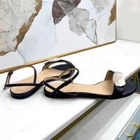 얇은 스트랩이있는 여름 여성의 아름다운 샌들 디자이너 가죽 패션 캐주얼과 편안한 사무실 게으른 평면 신발