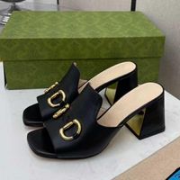 샌들 디자이너 여름 높은 발 뒤꿈치가 하나의 라인 슬리퍼 말굽 패션 스타일 오픈 발가락 다목적 여성의 신발