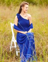 Mousseline bleue longue robe d'une épaule faite à la main des fleurs plissées robe de soirée de longueur