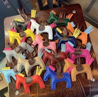 500 teile / los Männer Frauen Wagen Schlüsselanhänger Tasche Anhänger Schmuck Pony Keychain Geschenk Mode PU Leder Schlüsselanhänger
