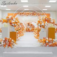 装飾的な花の花輪の花輪オレンジホワイト造花の列配置の結婚式の背景ステージの装飾コーナーロードのリードテーブルb