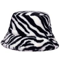Kvinnor fiskare hatt damer vinter varm päls hattar tjejer svart vit randig panam hattar zebra tryckta faux päls hattar gorras y220301