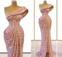 반짝이는 핑크색 스팽글 이브닝 드레스 2021 섹시한 하나 어깨 루칭 스윕 기차 공식 무도회 가운 측면 슬릿 인어 여성 특별 행사 드레스