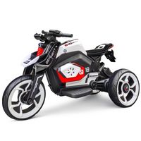 Barn som k￶r laddningsbar elmotorcykel som rider man och kvinnlig trehjulig leksakbil dubbelk￶rning med ljus